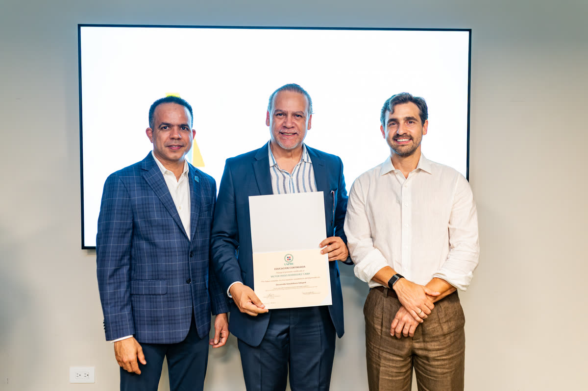 Egresados del diplomado de Desarrollo Inmobiliario con su certificado
