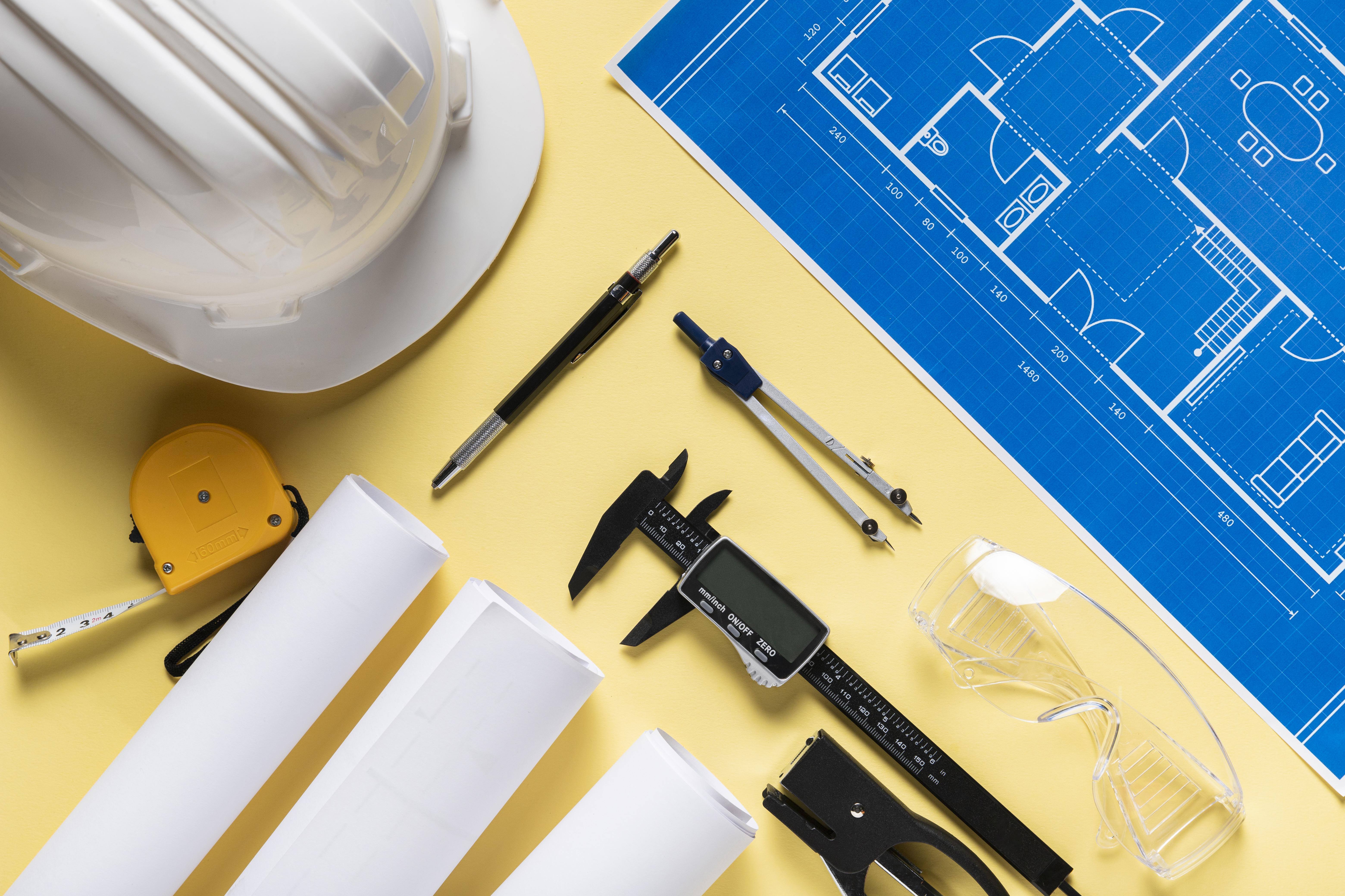 Personal de obra trabajando con acero y materiales en construcción