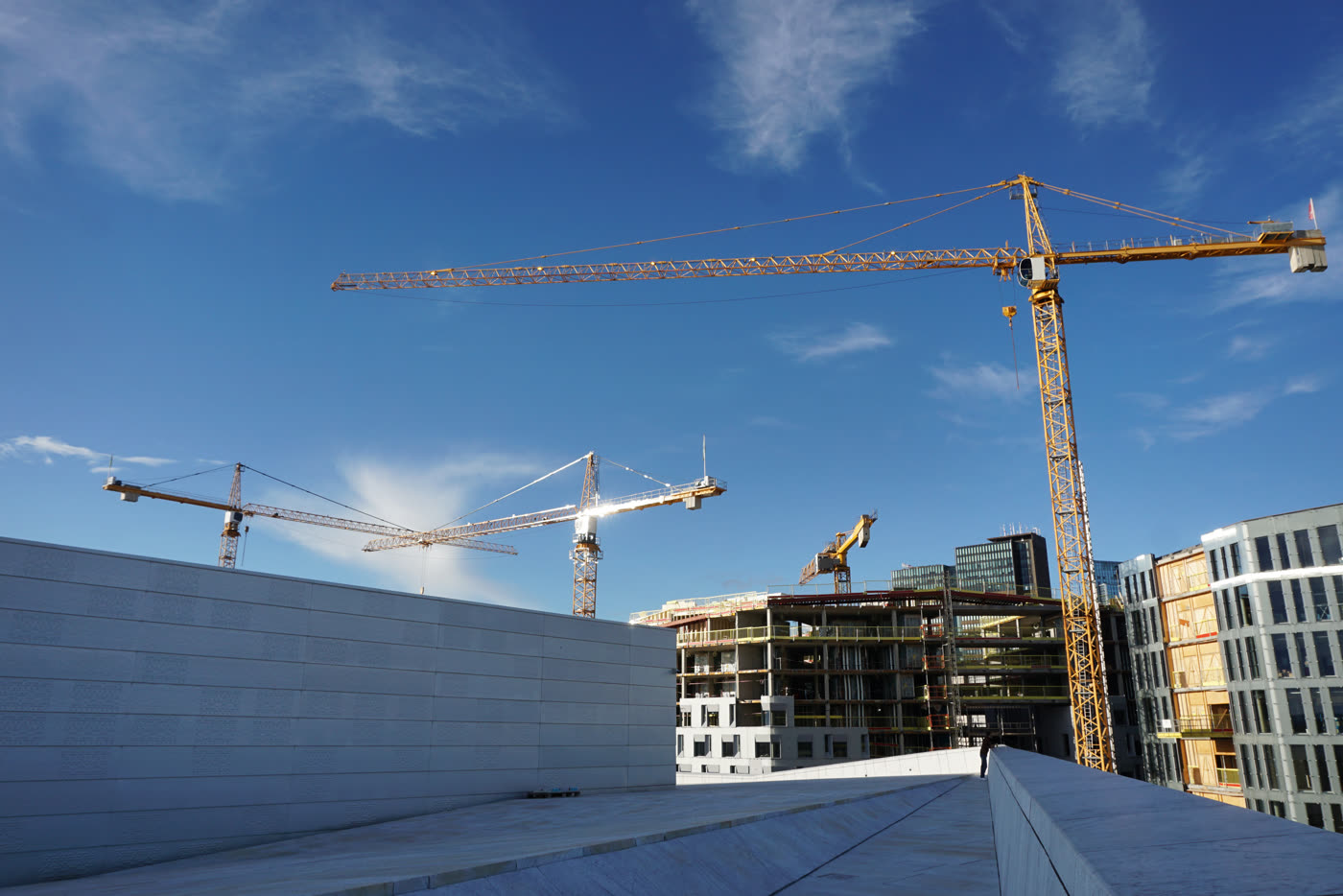 Obra en construcción con grúas, para el programa de Supervisión de Obras
