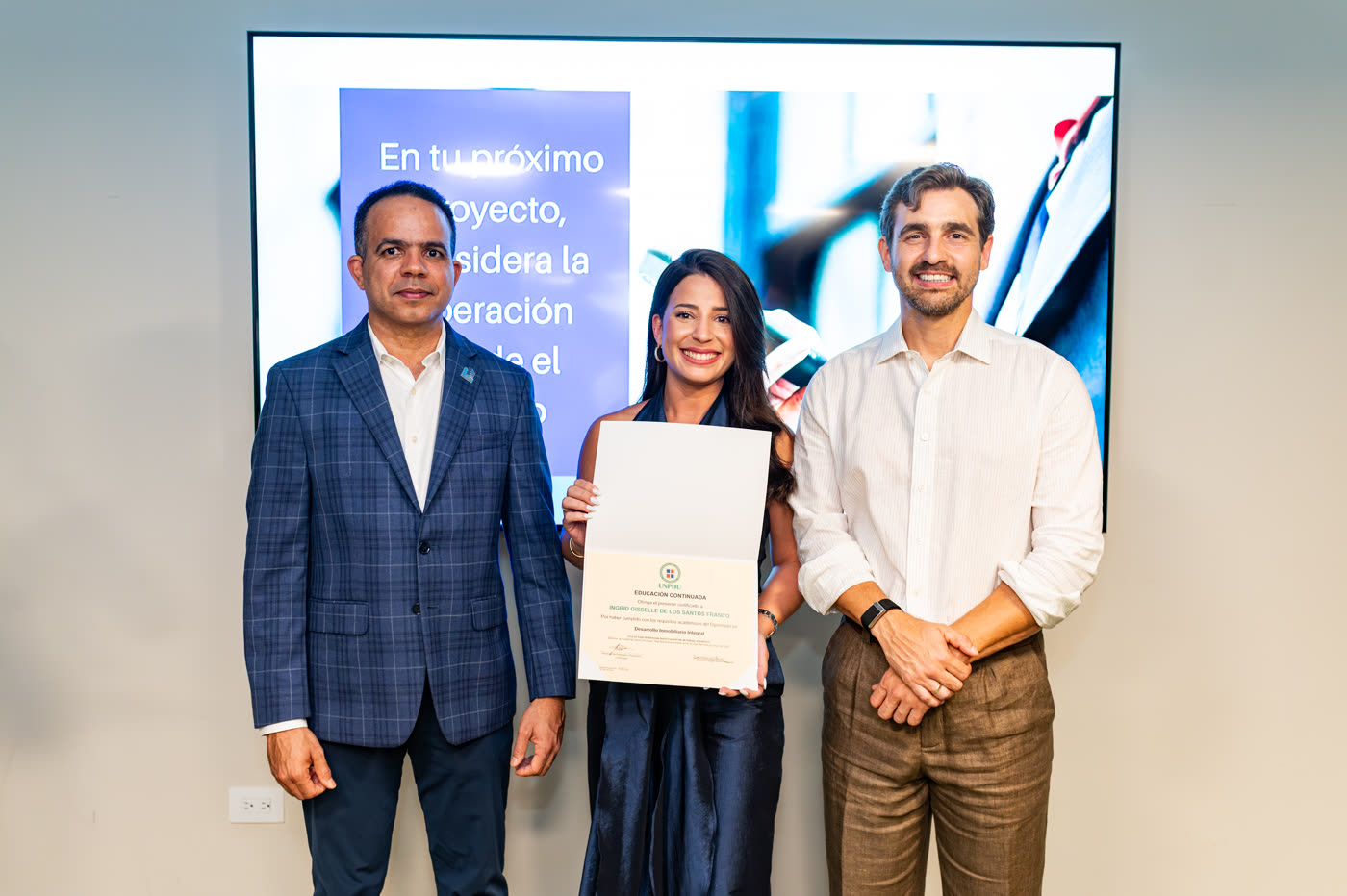 Entrega de certificados a participantes del diplomado
